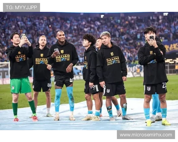 周缘德晒合照三将助大连英博冲超